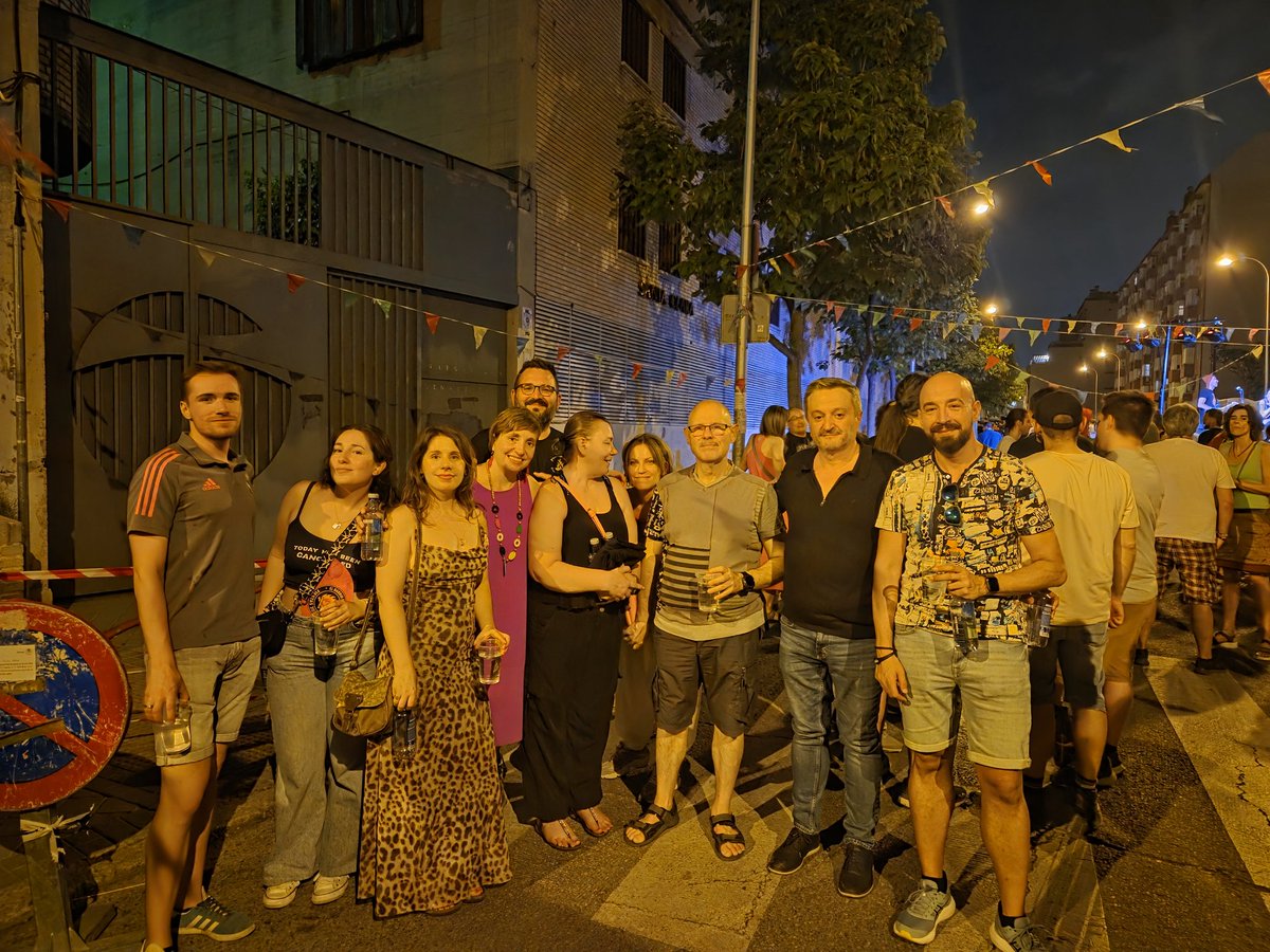 pebarrero's tweet photo. Un orgullo compartir las Fiestas de Barrio Batán 2025 con sus vecinos y vecinas. Ejemplo de lucha y trabajo colectivo.
El @PSOE_Latina vuelve a estar con los barrios, haciendo barrio.
¡Gracias y enhorabuena @AVCCBatan  por tanto!

#FiestasBatán2025 #OrgulloVecinal https://t.co/JrikOmqx8V
