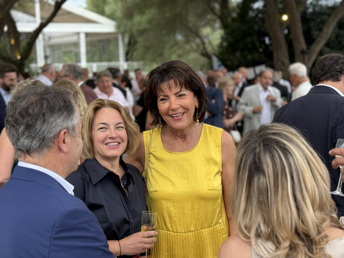 Dominiq_Estrosi's tweet image. La @FBTP06 a 130 ans : félicitations à son Président @MoulardPatrick et aux plus de 600 entreprises adhérentes qui bâtissent et façonnent notre territoire. 

Un moment fort pour saluer leur savoir-faire, leur engagement, leur professionnalisme, leur contribution à l’économie…