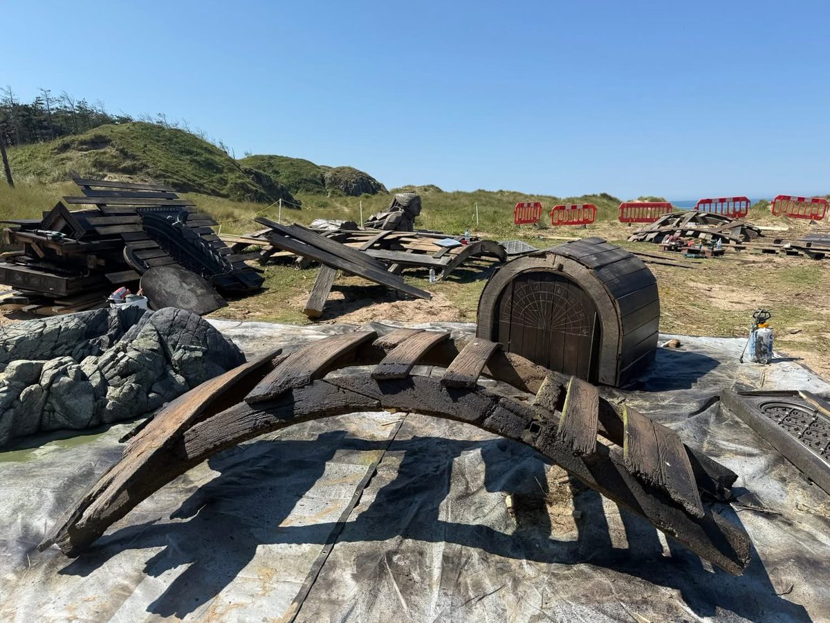 westerosies's tweet photo. New images from the ‘HOUSE OF THE DRAGON’ Season 3 set reveal the wreckage of House Velaryon ships.

The wreckage of Lord Corlys Velaryon’s ship dedicated to Princess Rhaenys Targaryen called the ‘Queen Who Never Was,’ can be seen as well. https://t.co/KO64E954Ud
