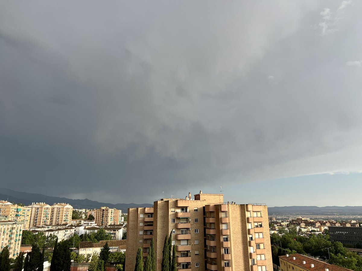 daaanii91's tweet photo. Empiezan a abrirse claros tras la tormenta. Incluso se deja ver un tímido arcoíris. 🌈 ☁️☁️
#TormentaGranada https://t.co/HOInN7hbrt