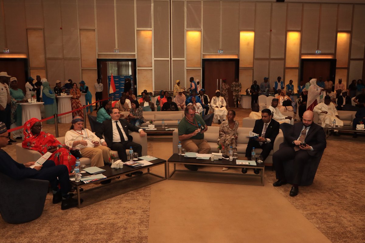 UNHCRNiger's tweet photo. Réfugiés, autorités, diplomates et donateurs réunis à la Cérémonie de lancement de la Journée mondiale des réfugiés à Niamey. 

Ensemble pour honorer la résilience de ceux qui ont tout perdu, sauf leur espoir et rappeler qu’aucun être humain ne choisit de fuir #JournéeDesRéfugiés https://t.co/1DyzrfBBAy