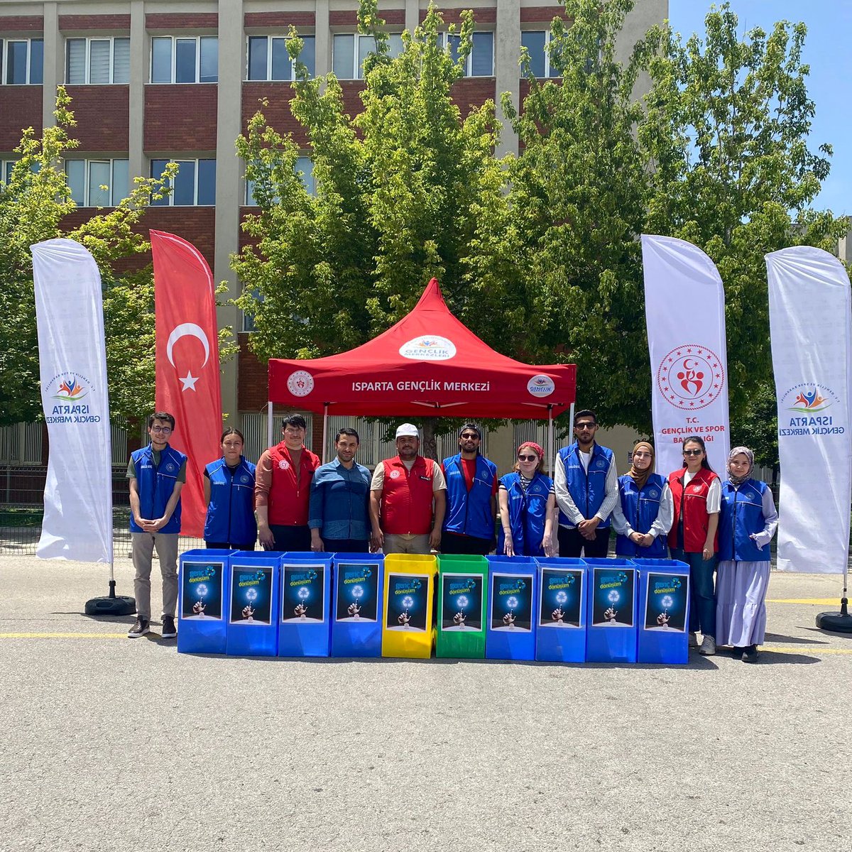 YKS 2025’e girecek tüm gençlerimize başarılar diliyoruz.💫

Bu yıl da her yıl olduğu gibi sınav heyecanı bittiğinde, #GençDönüşüm Projemizle iyiliğe ortak olun!👇🏻

Kullanmadığınız kalemleri köy okullarındaki çocuklarla buluşturmak üzere sınav çıkışında Gençlik Merkezleri