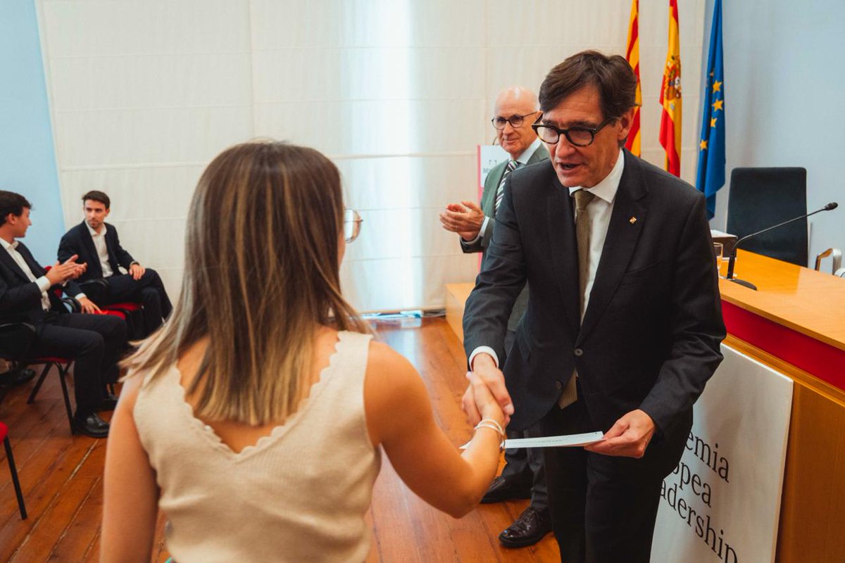 AELeadership (@aeleadership_eu) on Twitter photo El president del <a href="/govern/">Govern de Catalunya</a> de la Generalitat de #Catalunya, <a href="/salvadorilla/">Salvador Illa Roca</a>, ha fet la lliçó de clausura de la quarta promoció del programa de #lideratge per a l'Europa del Segle XXI de l'Acadèmia #AEL.
Oberta ja la preinscripció per al curs 2025-2026: aeleadership.eu/ca/inscripcion… El president del <a href="/govern/">Govern de Catalunya</a> de la Generalitat de #Catalunya, <a href="/salvadorilla/">Salvador Illa Roca</a>, ha fet la lliçó de clausura de la quarta promoció del programa de #lideratge per a l'Europa del Segle XXI de l'Acadèmia #AEL.
Oberta ja la preinscripció per al curs 2025-2026: aeleadership.eu/ca/inscripcion…