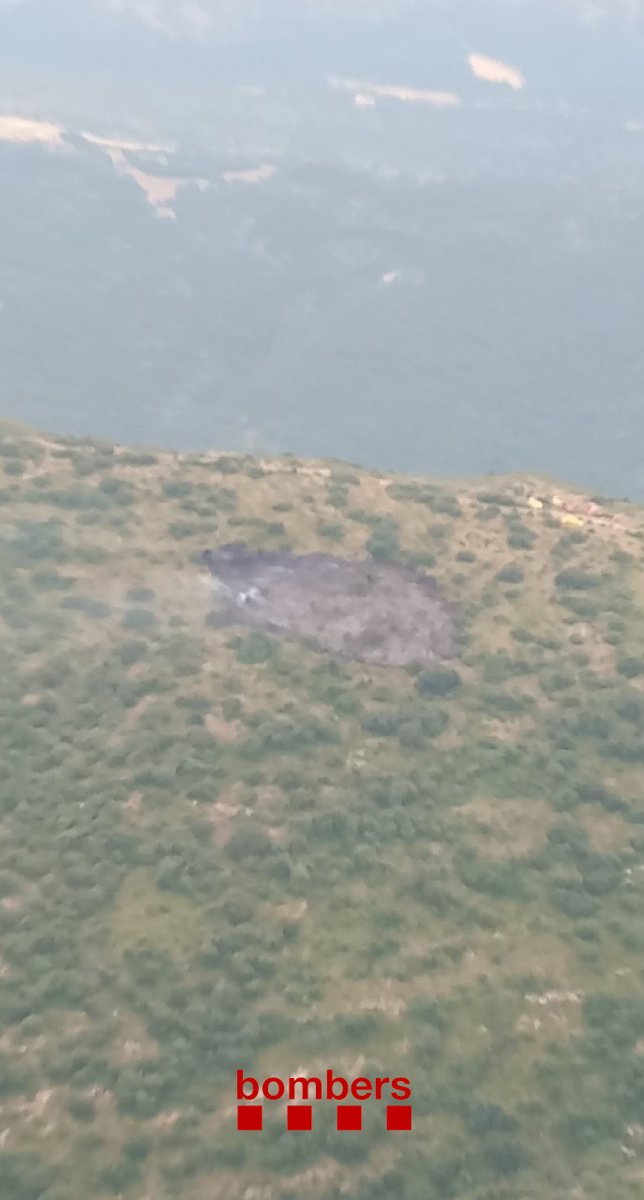 ESTABILITZAT l'incendi de vegetació forestal a Vilanova de Meià.
Les línies d'aigua ja s'han trobat. Continuem a lloc remullant la zona. Els #MAER s'aniran retirant.

#bomberscat