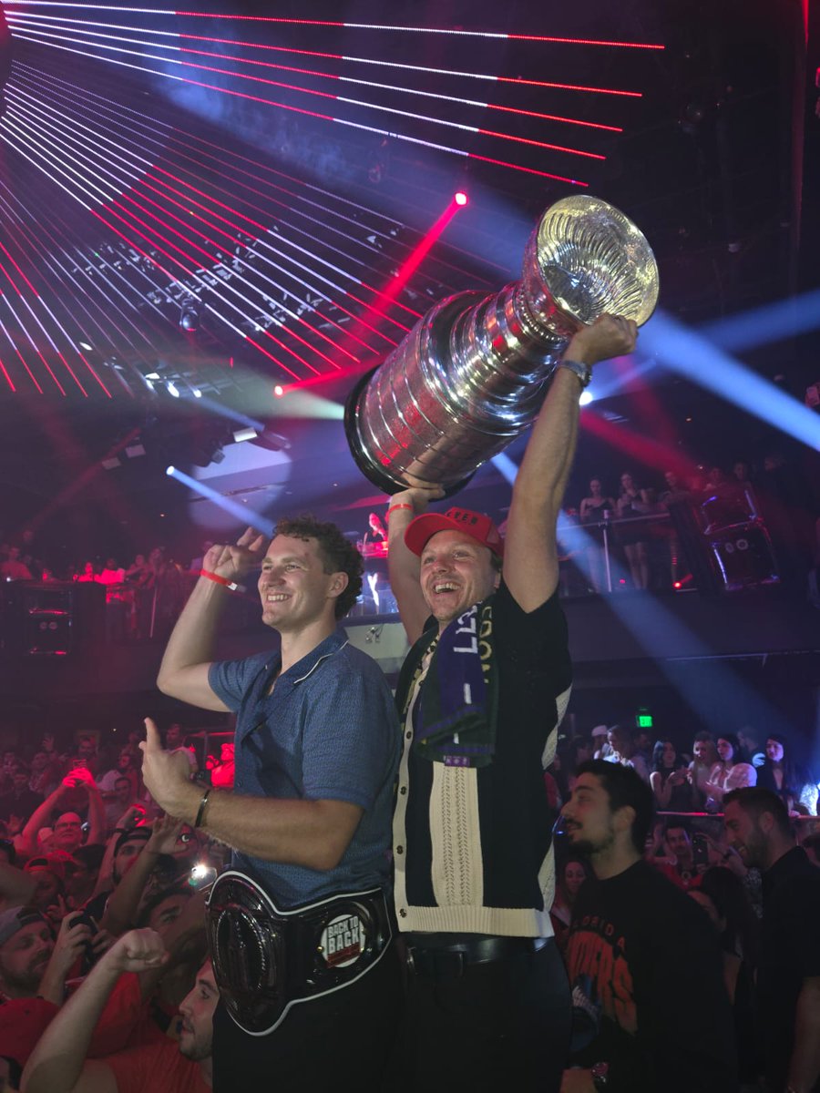 keeperofthecup's tweet image. Hitting the streets of Miami yesterday, #stanleycup @nhl @HockeyHallFame
@FlaPanthers