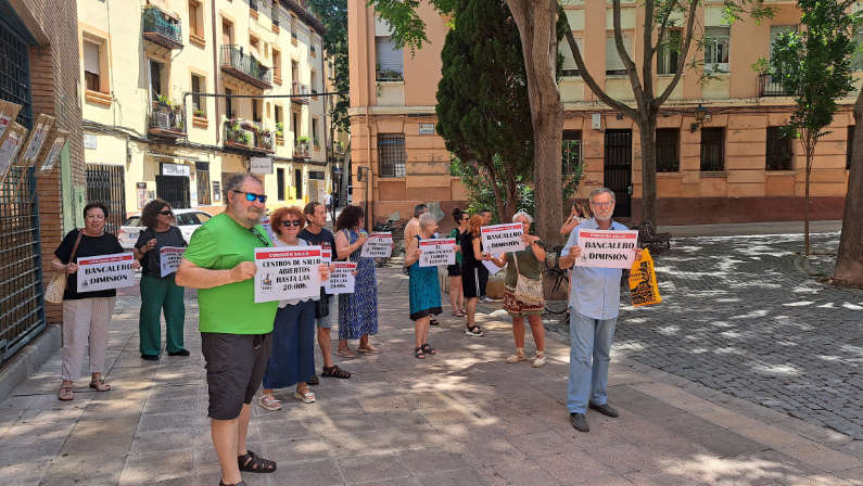La FABZ impulsaba el pasado miércoles un encierro en el CS Rebolería por los cierres por la tarde en varios centros de salud. Participó el presidente de la AV La Paz, José Luis Villalobos, en Torrero-La Paz nos vemos afectados.

vecinoslapaz.org/satisfaccion-e…