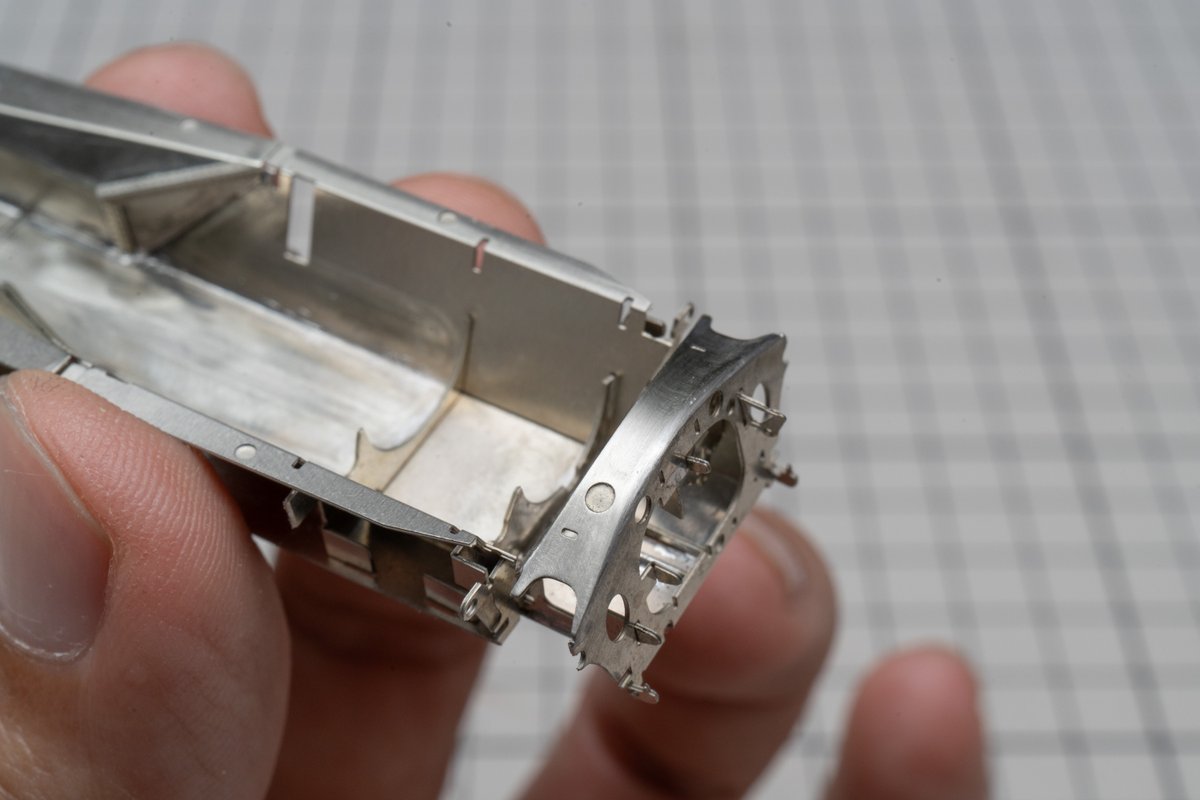 capilotz's tweet image. 瞬間接着剤による仮組み後、ハンダで組み上げます。300℃以上に設定して接合部にしっかりハンダを流し込んでいきます。後部のアーチ部分の蓋が難しいかなと思っていましたが綺麗にできました。驚異の精度のキットなので位置決めに神経を使います
#43オモロー #lotus56B #tmk368 #tameo #scale143