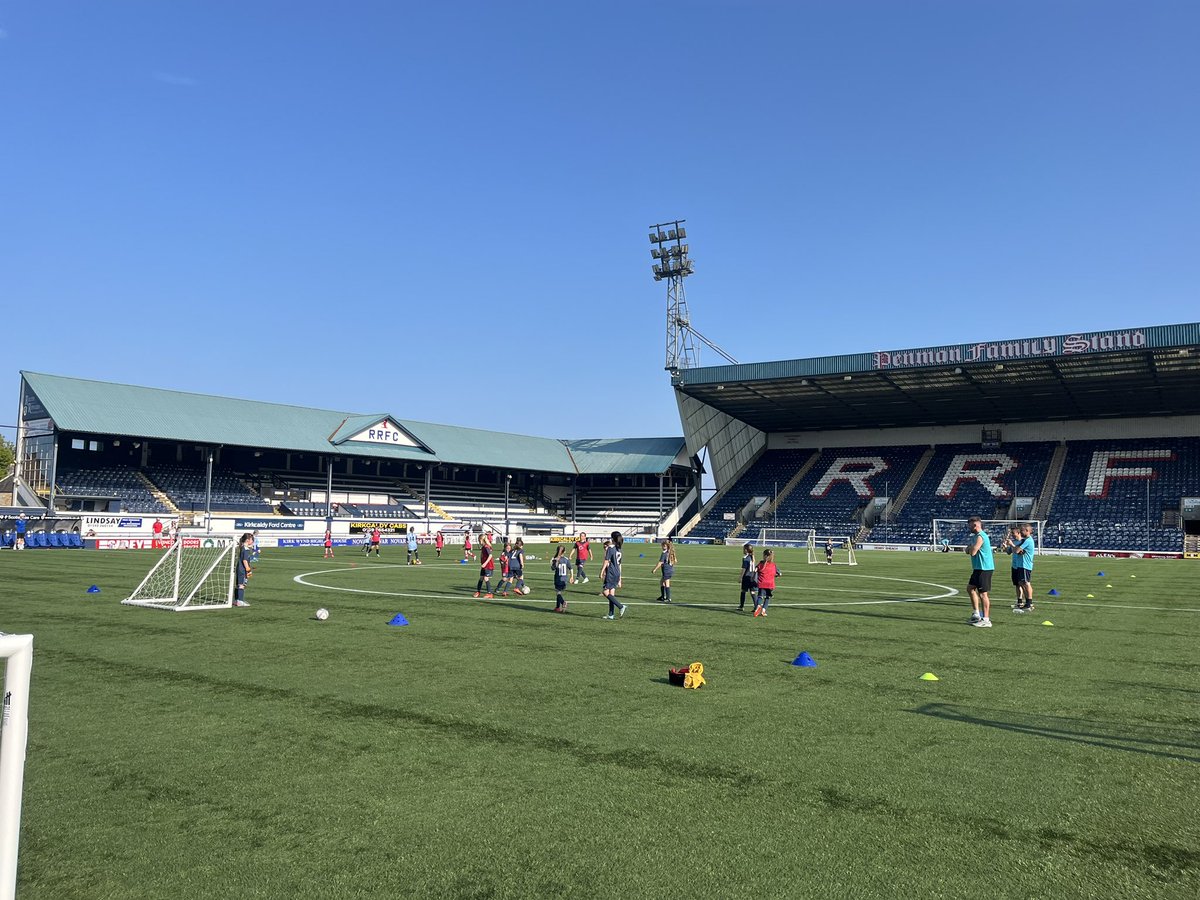 🩷 𝙂𝙄𝙍𝙇𝙎 𝙁𝙊𝙊𝙏𝘽𝘼𝙇𝙇 𝙁𝙍𝙄𝘿𝘼𝙔

Stark’s Park was as busy as it was hot this afternoon, as a flood of young female footballers took to the pitch to participate in our final Friday programming for the 24/25 year 🫡

Starting off with our ‘Girl’s Only’ group, who got