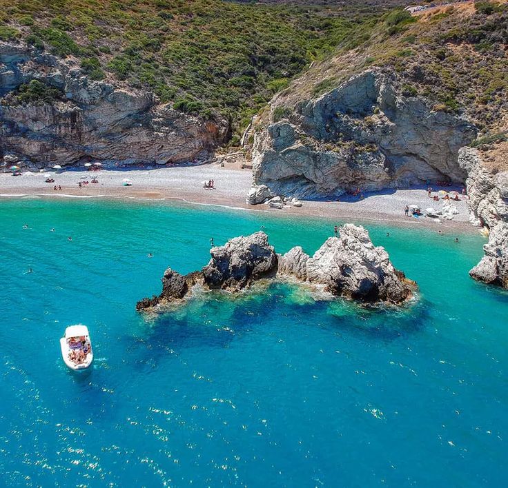 " Κάτσε στην πέτρα του γιαλού

βάλε το χέρι αντήλιο

πάρε μια χούφτα θάλασσα

πάρε μια χούφτα ήλιο

και πλύνε μου το πρόσωπο..."