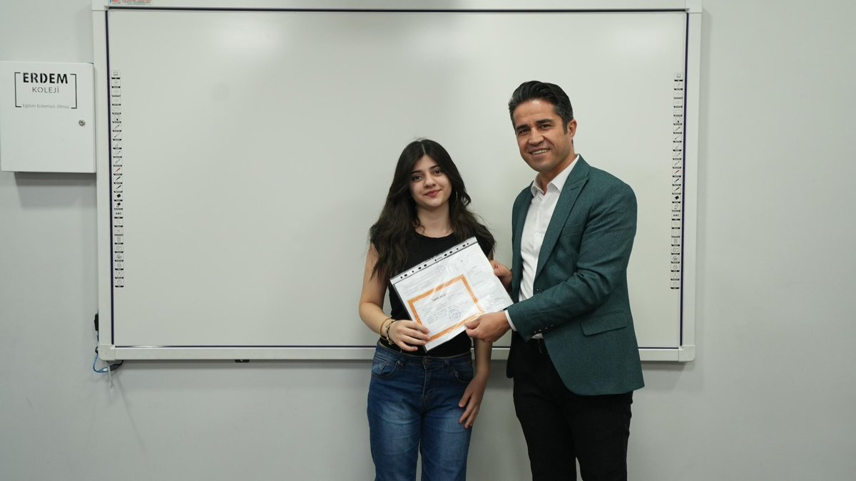 erdemligelecek's tweet photo. 🎓 Karne Günümüz
Anaokulu miniklerimizden lise gençlerimize kadar tüm kademelerde, emek ve gelişimle dolu bir dönemi daha geride bıraktık.
Okulumuzda bugün; heyecan, sevinç ve gurur bir aradaydı.
Kimi ilk karnesini aldı, kimi son dönemini tamamladı… Her biri kendi yolculuğunda büyük adımlar attı.

Öğrencilerimizi azimleri, öğretmenlerimizi emekleri, velilerimizi destekleri için yürekten kutluyoruz.
Şimdi tatil zamanı…
Yeni dönemde görüşmek üzere. ☀️📚

#KarneGünü #ErdemKoleji #Anaokulu #İlkokul #Ortaokul #Lise #Gaziantep #EğitimdeErdem #TatiliHakEttik #Başarı #GururGünü #OkulHayatı