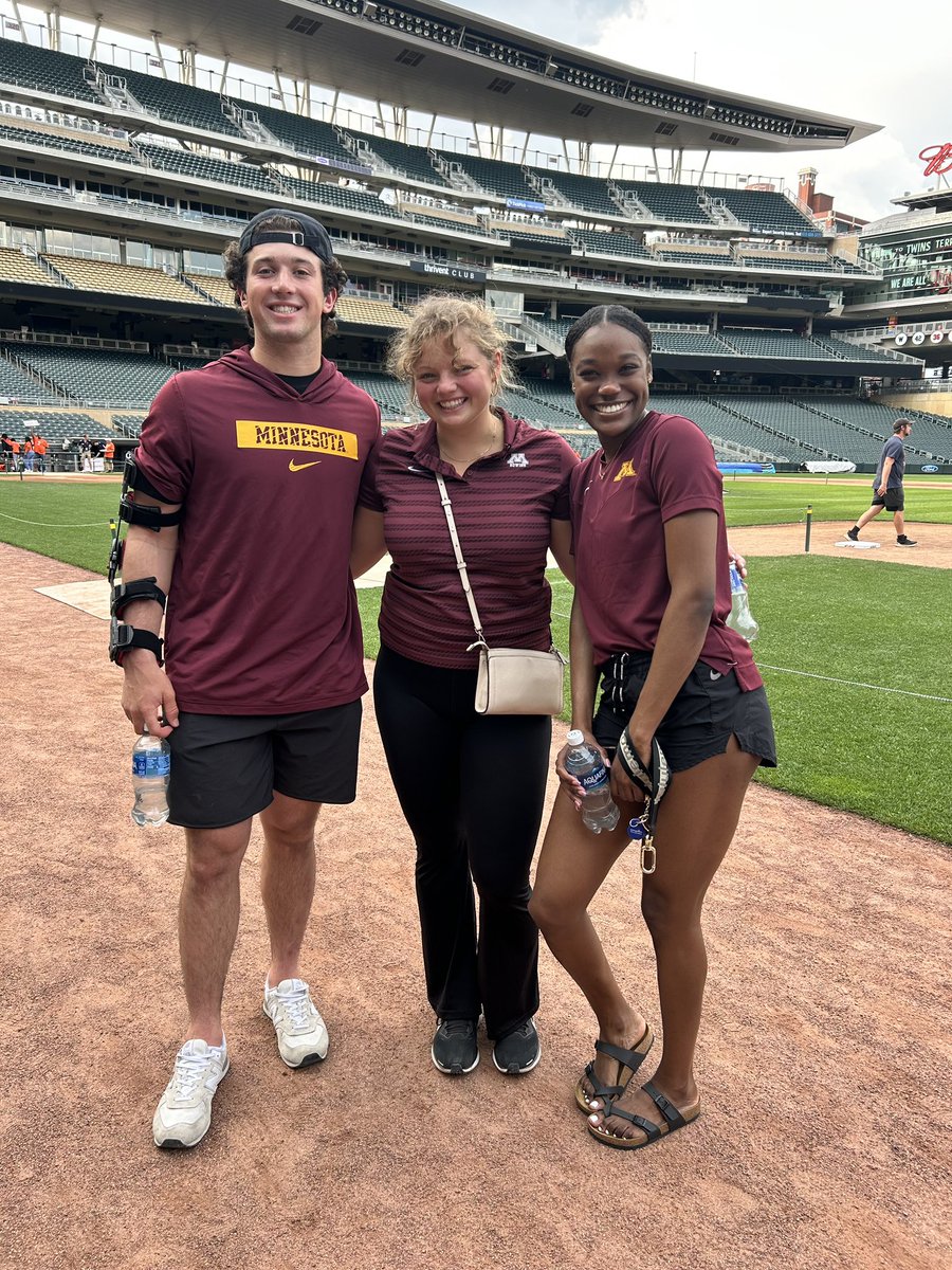 thegopherway's tweet image. Thanks to Charlie Sutherland (@GopherBaseball), Peyton Miller (@Gopher_Rowing) and Abigail Schaaffe (@GopherCCTF) for representing our #Gophers at this year’s Create a Memory event at Target Field!