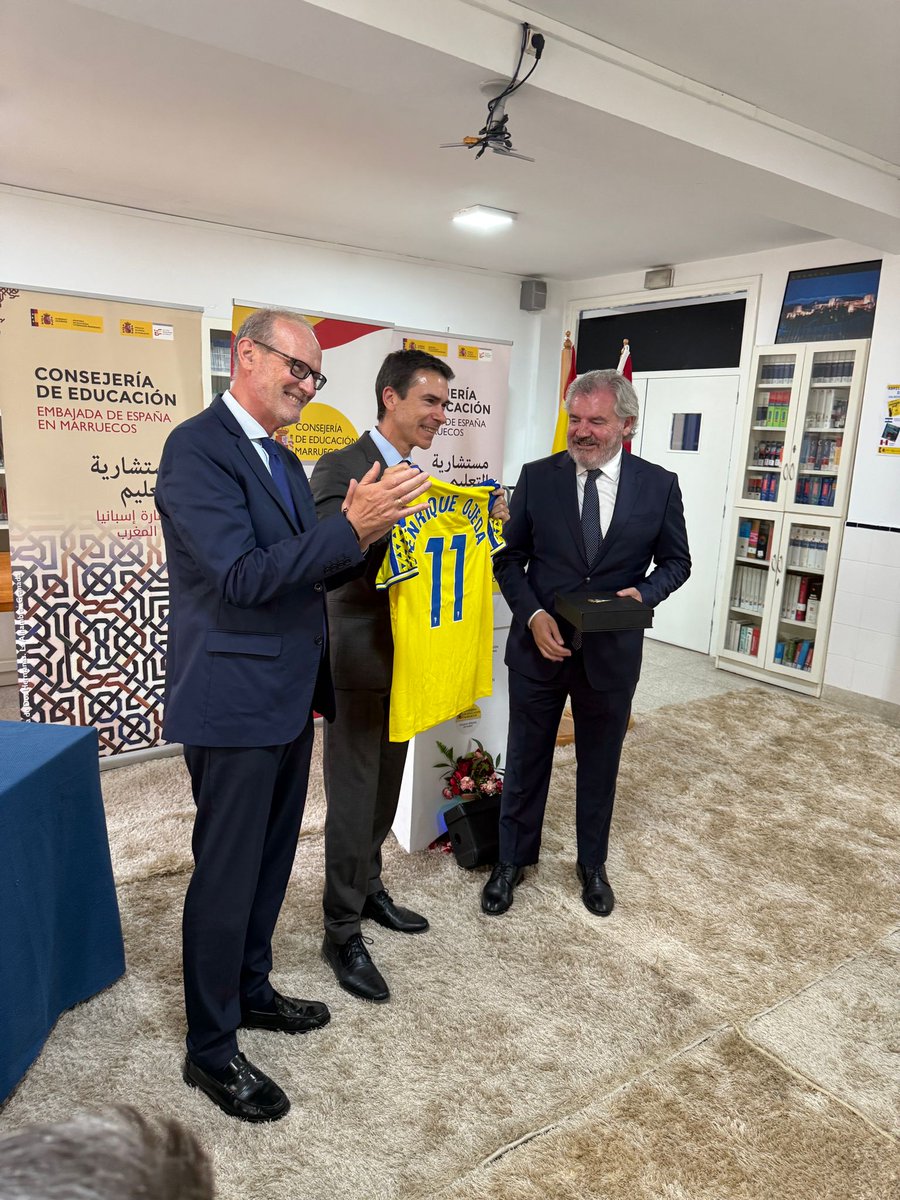 ConsejeriaEduc1's tweet photo. 🟩Convenio de colaboración entre la Consejería de Educación y el Cádiz CF para la la promoción de los valores deportivos en los centros educativos españoles en Marruecos, en presencia  del embajador de España y autoridades deportivas, en el marco del Mundial 2030. https://t.co/ttyQU4QCXe