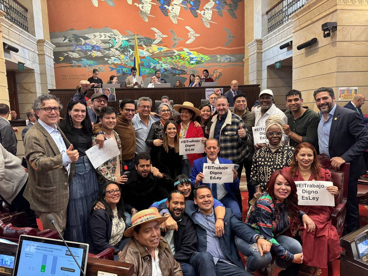 Acabamos de aprobar la conciliación de la reforma Laboral y ahora el presidente <a href="/petrogustavo/">Gustavo Petro</a> sancionará la recuperación de derechos del pueblo trabajador. 
Esta es la bancada de los derechos y la dignidad de la gente.
Le cumplimos al país y le cumplimos a la clase trabajadora.