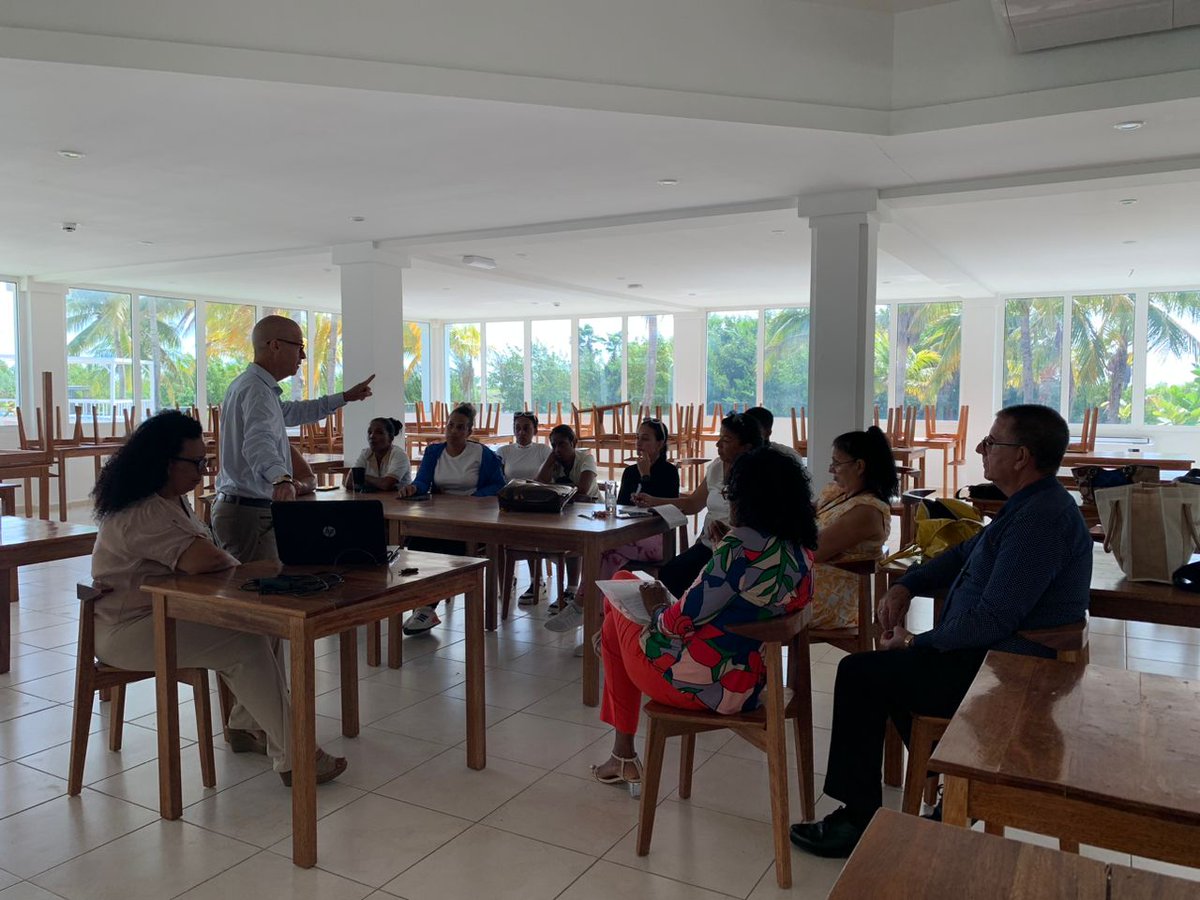 Alexis75389900's tweet photo. La capacitación a trabajadores en #PlayaLuxuryVaradero continúa con el objetivo de lograr que este producto  aperture con las mejores prácticas y el debido cumplimiento de las normas de calidad 126 y 127.
#NuestraGente #SomosTurismo https://t.co/DHfGzDbDgx