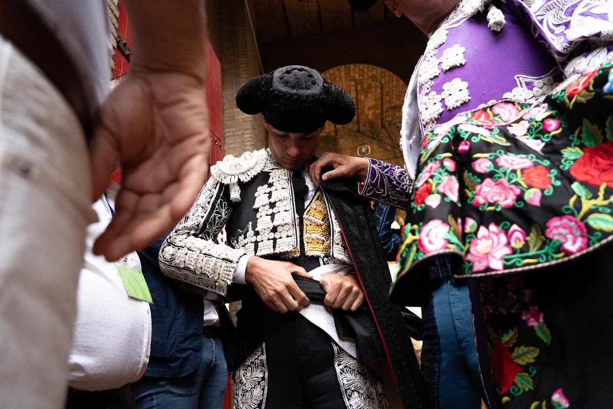 Pablo Aguado, de catafalco y plata, instantes previos al paseíllo en la Monumental de Frascuelo. Empieza la tarde.