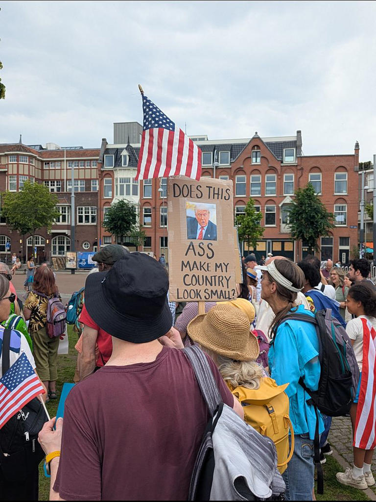 LOL! Check out this gem of a "No Kings Day" sign spotted outside the US consulate in Amsterdam. 

Photo credit: David Mouriquand.

Check out other funny signs at msn.com/en-gb/news/wor…
