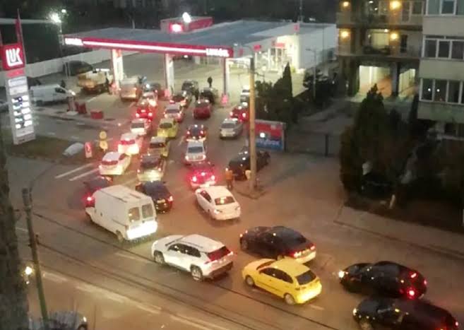 Benzine 1,50 tl zam gelecek diye vatandaş kuyruğa girmiş. Bir depo 40 litre alsa 60 tl fark eder. Hakikaten insanımızı 15 sente muhtaç ettiniz. 60tl = 15 cent