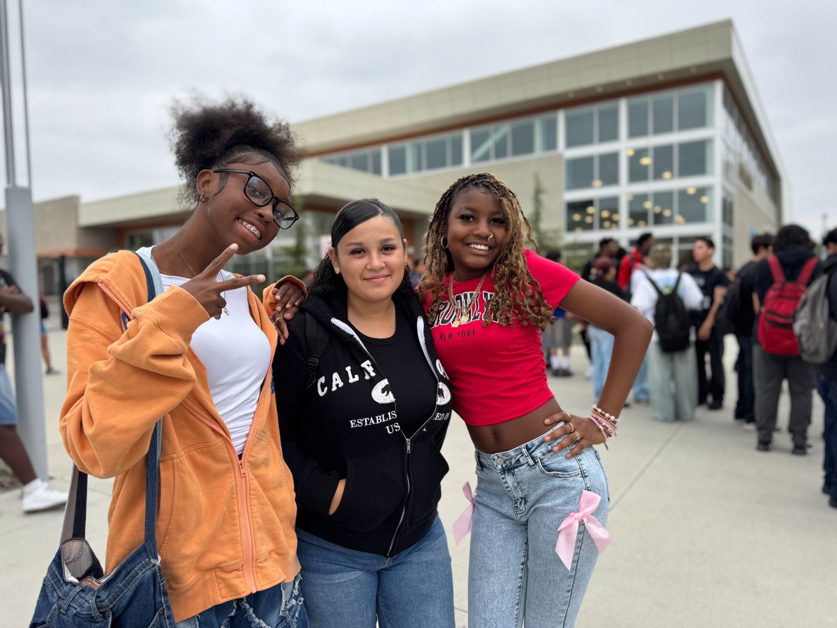 ComptonUnified's tweet photo. ๐โ๏ธ Compton High School Welcomes First Scholars! ๐ซ๐ซ History was made today as over 400 scholars stepped foot into the brand new @MightyTarbabes for the very first Summer Enrichment program! Welcome scholars.
#ComptonUnified #ComptonHighSchool #SummerEnrichment #FutureLeaders https://t.co/tgbXVKsXB6