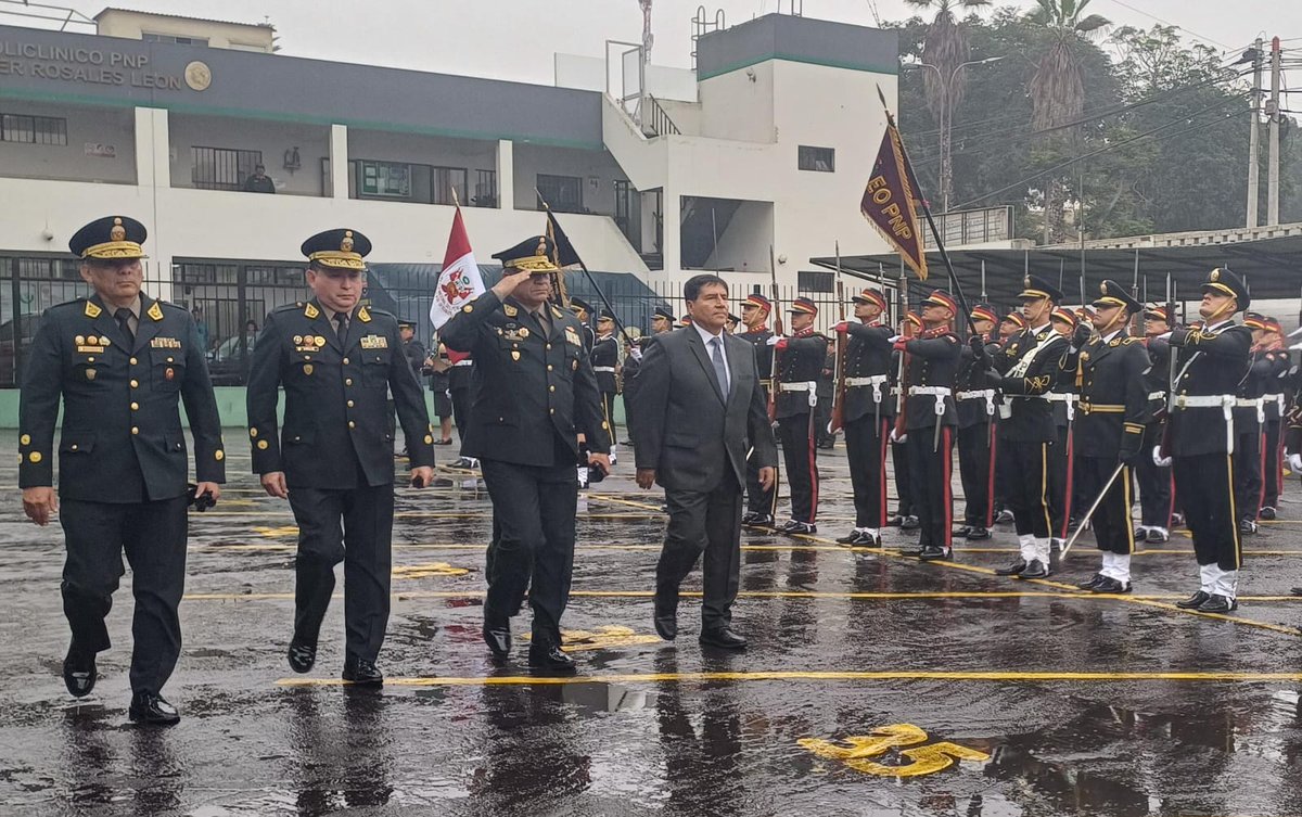 carlosezanabria's tweet photo. El titular del @MininterPeru Carlos Malaver, lideró la ceremonia por el 37.° aniversario de la Inspectoría General de la #PNP junto al #COMGEN Victor Zanabria Angulo. https://t.co/TtMJj9f7eD