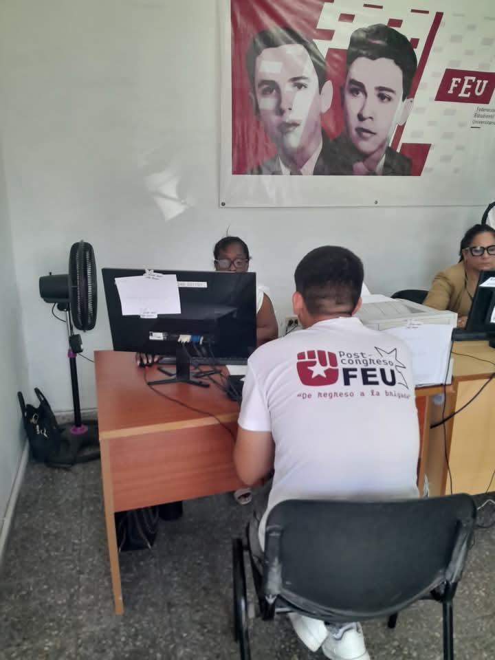 UPR Cuba Oficial (@oficial_upr) on Twitter photo 👩🏻💻 Para facilitar traspasos de titularidad, ejecutivas de <a href="/ETECSA_Cuba/">ETECSA</a> están en la <a href="/oficial_upr/">UPR Cuba Oficial</a> 🤝 📚 Resuelven dudas y atienden necesidades estudiantiles.
@FEU_Cuba <a href="/CubaMES/">MES</a> <a href="/PartidoPCC/">Partido Comunista de Cuba</a> <a href="/YamileRamosCord/">Yamilé Ramos Cordero</a> 👩🏻💻 Para facilitar traspasos de titularidad, ejecutivas de <a href="/ETECSA_Cuba/">ETECSA</a> están en la <a href="/oficial_upr/">UPR Cuba Oficial</a> 🤝 📚 Resuelven dudas y atienden necesidades estudiantiles.
@FEU_Cuba <a href="/CubaMES/">MES</a> <a href="/PartidoPCC/">Partido Comunista de Cuba</a> <a href="/YamileRamosCord/">Yamilé Ramos Cordero</a>