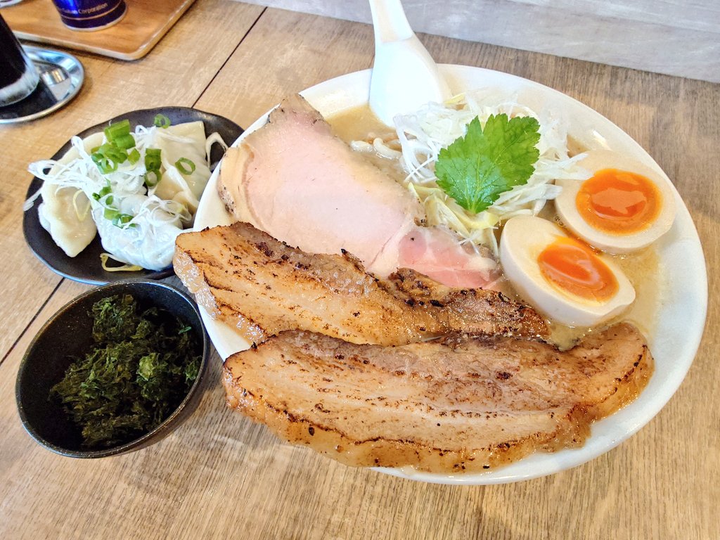 らぁめん蓮華@水戸市
鶏汐らぁめん＋全部のせ＋水餃子

店主さんが「間違えて、大盛りにしちゃいました…」と並を注文したはずが笑顔で大盛り持ってきてくれたけど💦
食べ切れるかなと思ったら…ペロリ😋いつも感謝です✨
叉焼もさらに極められてて、かなり美味かったです‼️
ご馳走様でした🙏✨