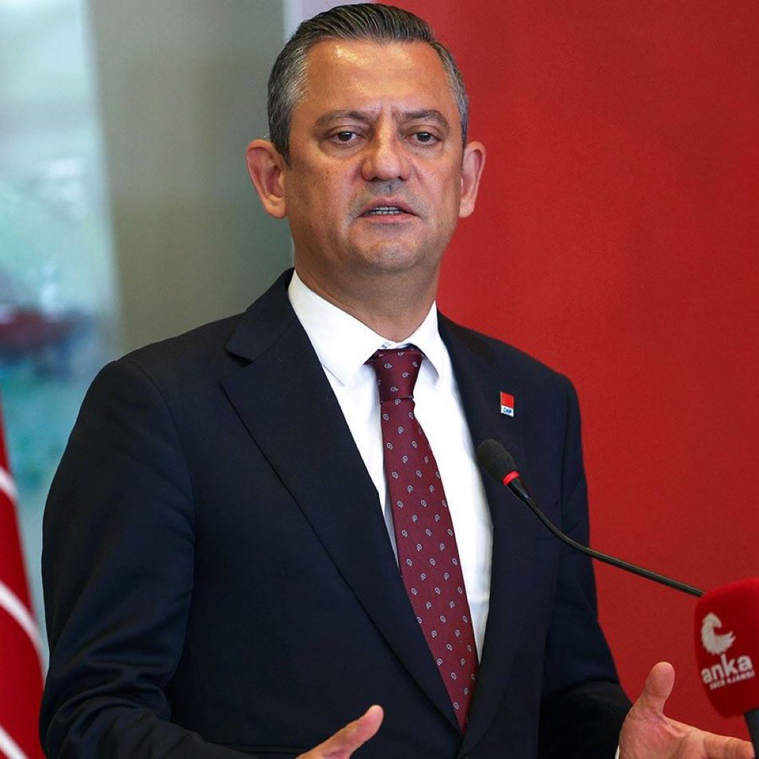 CHP Genel Başkanı Özgür Özel:

"Yarın, Ferdi kardeşimin emaneti Nehir’le birlikte sınav heyecanını yaşarken; okul bahçesinde yalnızca onun değil hepinizin geleceği için dua edeceğim.

Sizlere yürekten başarılar diliyorum."