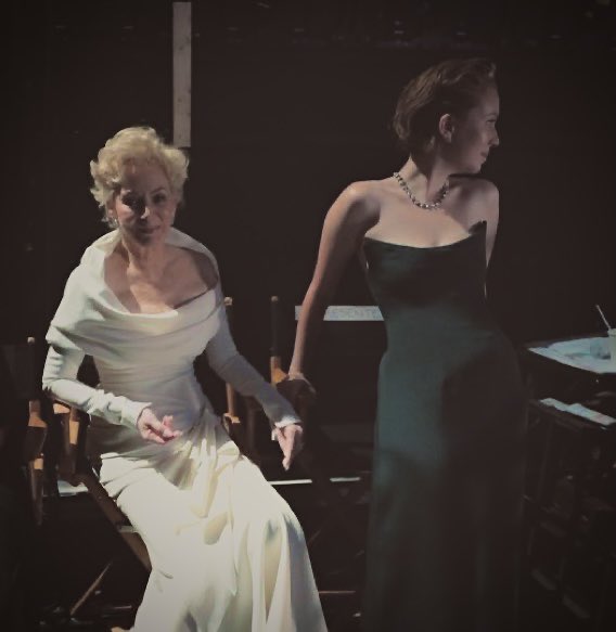 hacksmediareact's tweet image. jean smart and hannah einbinder posing like a 1920s Hollywood sapphic couple / emmys 2022