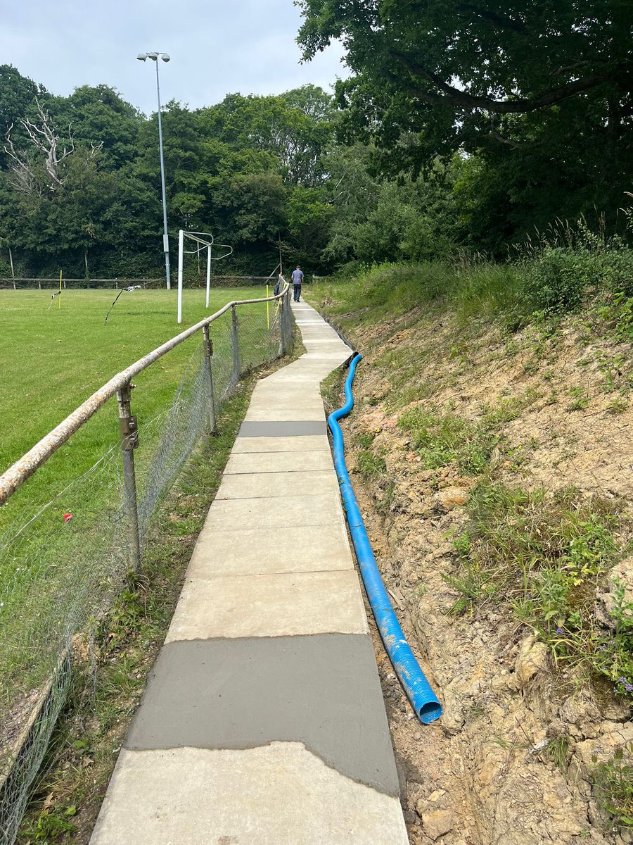 AfcUckfieldTown's tweet image. Massive thank you to M&amp;amp;P comber landscapes  for all their hard work last Saturday and today completing works around the ground. 

The ground is looking great! 😊 

If you have any landscaping and gardening needs be sure to get in contact with them! 

#supportinglocalbusiness
