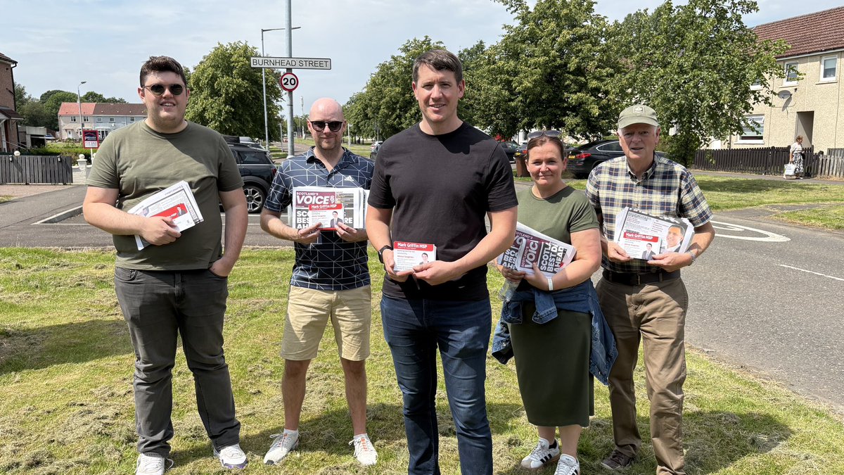 MarkGriff1n's tweet image. ☀️Scorcher of a day for campaigning today in Viewpark. The Uddingston and Bellshill seat will be decisive at the next election. A #NewDirection with @scottishlabour is what I am offering local people.