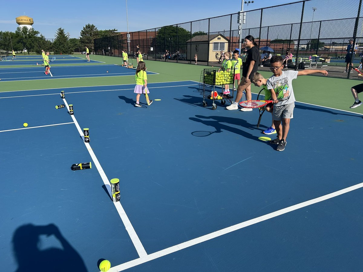 SHSGBTennis's tweet photo. Our last day of tennis camp was a hot one! We got our shirts, played games, and enjoyed snow cones 🎾🍧 https://t.co/b0iiTfEamw