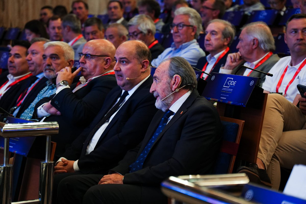 El presidente <a href="/PacoDiezRFFM/">Paco Díez</a>, en sus funciones de vicepresidente de la <a href="/rfef/">RFEF</a>, ha asistido a la primera jornada del Congreso Internacional de Entrenadores y Entrenadoras organizado por el Comité de <a href="/EntrenadorRFEF/">Comité de Entrenadores RFEF</a> este fin de semana en el Hotel Meliá Castilla de Madrid 

#CIDERFEF