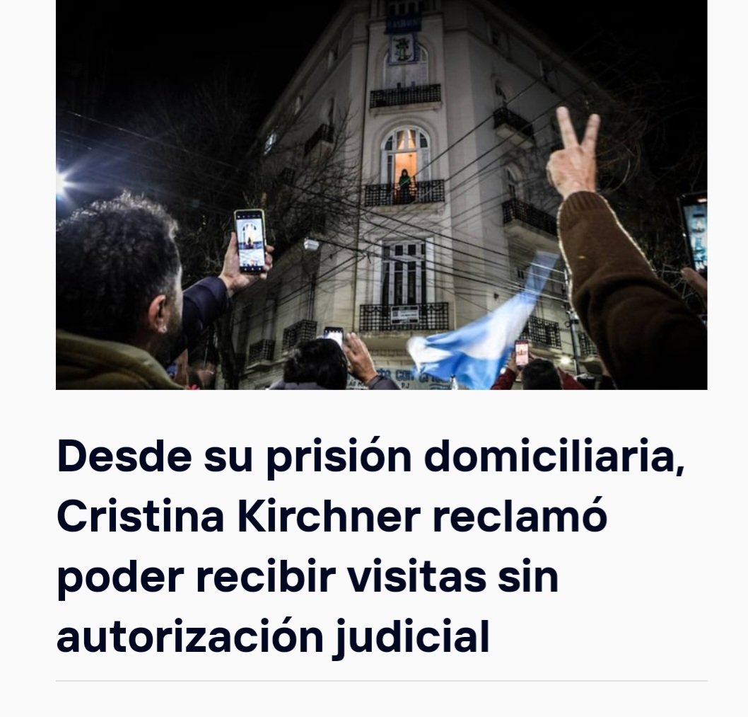 Estás presa,madre. La vieja con tobillos de Maradona en el Mundial del 90 se piensa que está en un baby shower.  No querés salir a tomar un cafecito también?