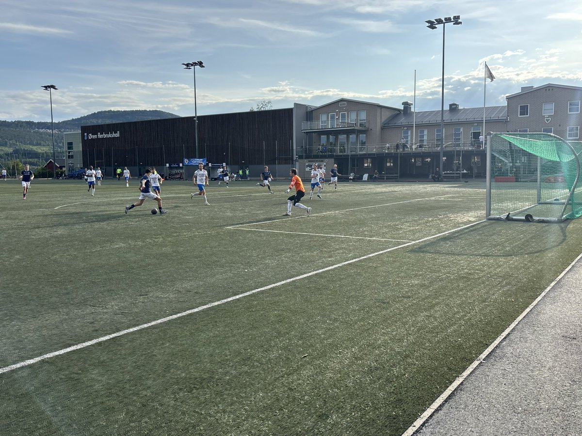 På tur med <a href="/Martin_Nilsen27/">Martin Nilsen</a> til Ørenbanen for å se 4. divisjonskampen mellom <a href="/dbk_alag/">Drammens Ballklubb</a> og Modum FK. Herlig fotballkamp på en fin sommerkveld med to offensive lag, mange målsjanser og seks scoringer. Drammens BK vant 4-2. #groundhopping