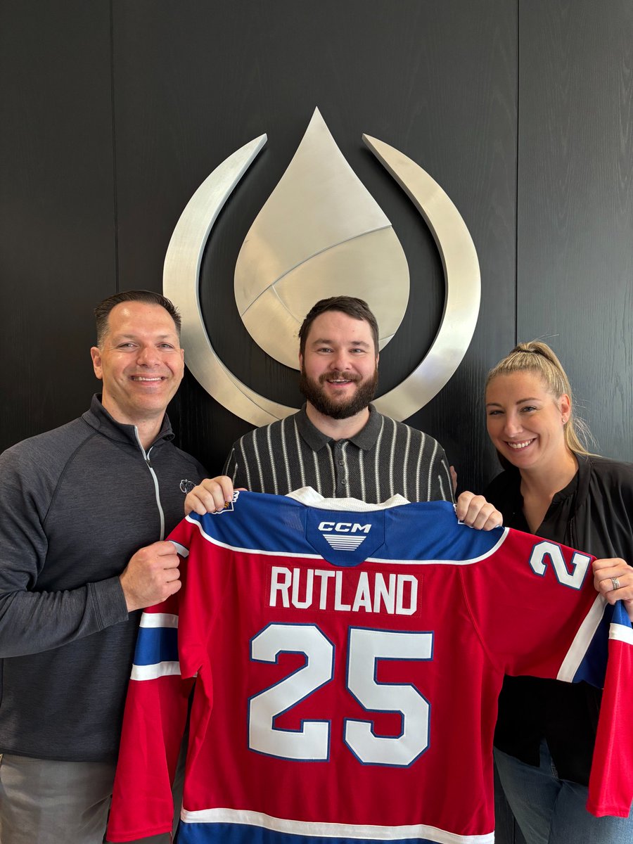 EdmOilKings's tweet photo. Today we celebrated and said goodbye to ticketing and customer service representative Evan Rutland. 🦁
Evan has been with the Oil Kings for over 5 seasons and did a remarkable job connecting with our season seat members and ensuring our fan base got the incredible service they deserved!
Although we will miss him, we are excited for him as he starts his new chapter back home in Ontario! Thank you Evan! 👑