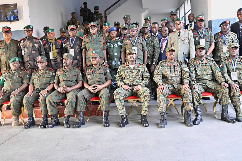 #RDC le chef de l'armée Ougandaise UPDF,Muhoozi Kainerugaba est arrivé à Kinshasa et a eu droit à des honneurs et considérations dus à son rang de la part des FARDC.

Ni Bia Nguvu