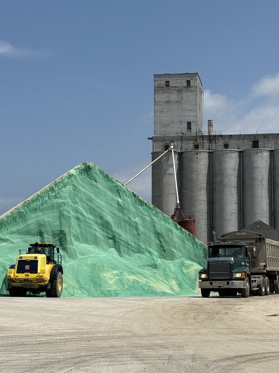 munrogeography's tweet photo. New shipment of salt has arrived in #OwenSound. Guessing that it’s being shipped to local municipalities as they stockpile for the winter snow season. #RoadSalt #GeorgianBay #GreatLakes #GreatLakesFreighters #NaturalResources #Canada https://t.co/MFPJmTfZf1