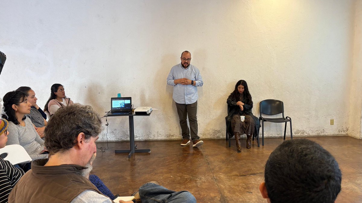 Centro_CDMX's tweet photo. Hoy iniciamos capacitaciones para talleristas y personal del #CentroCulturalManzanares sobre habilidades emocionales y sociales que les permita mejorar la atención a las infancias; arrancamos con el tema “El Trauma y su impacto ante situaciones adversas”. https://t.co/osR90KoMEV