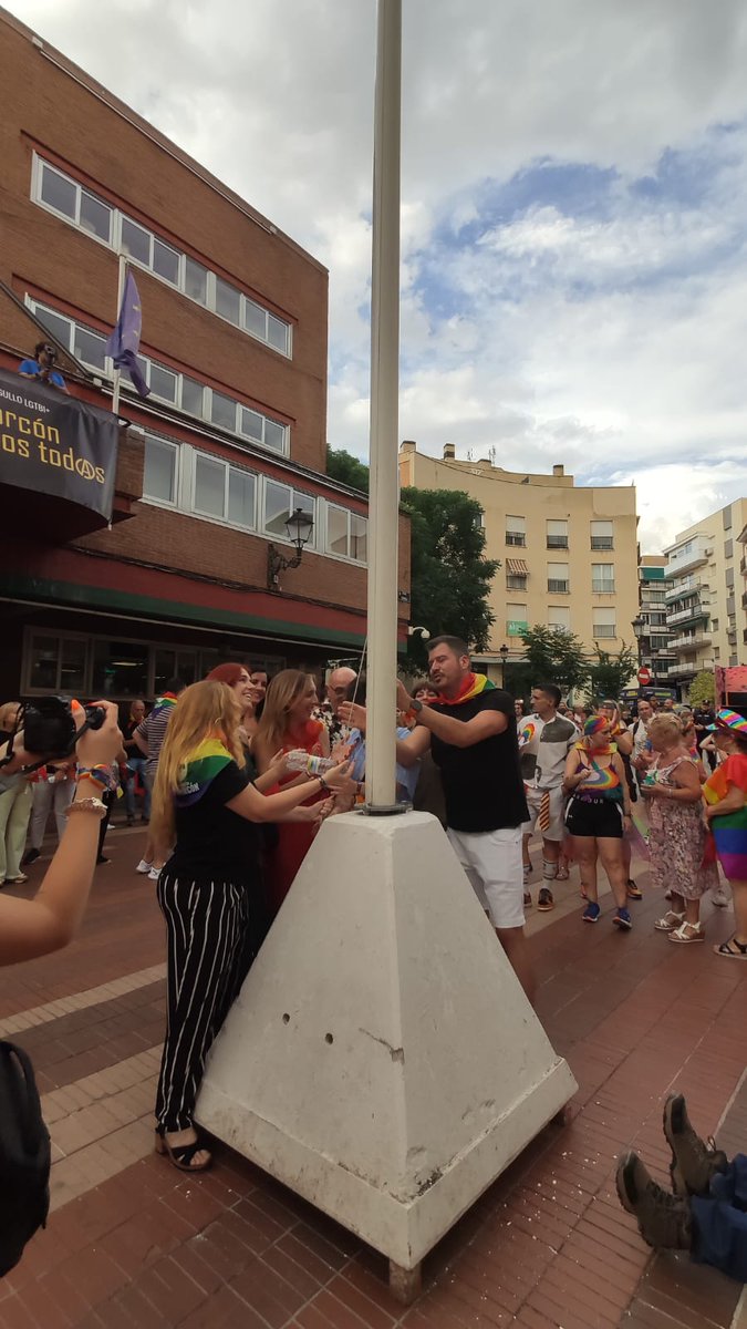 🏳️‍🌈 Hoy he estado en el izado de la bandera del Orgullo en #Alcorcón. 
Un acto simbólico que reivindica la diversidad, la igualdad y el respeto.
 ¡Qué importante es seguir visibilizando y apoyando! #Orgullo2025 #AlcorcónConOrgullo