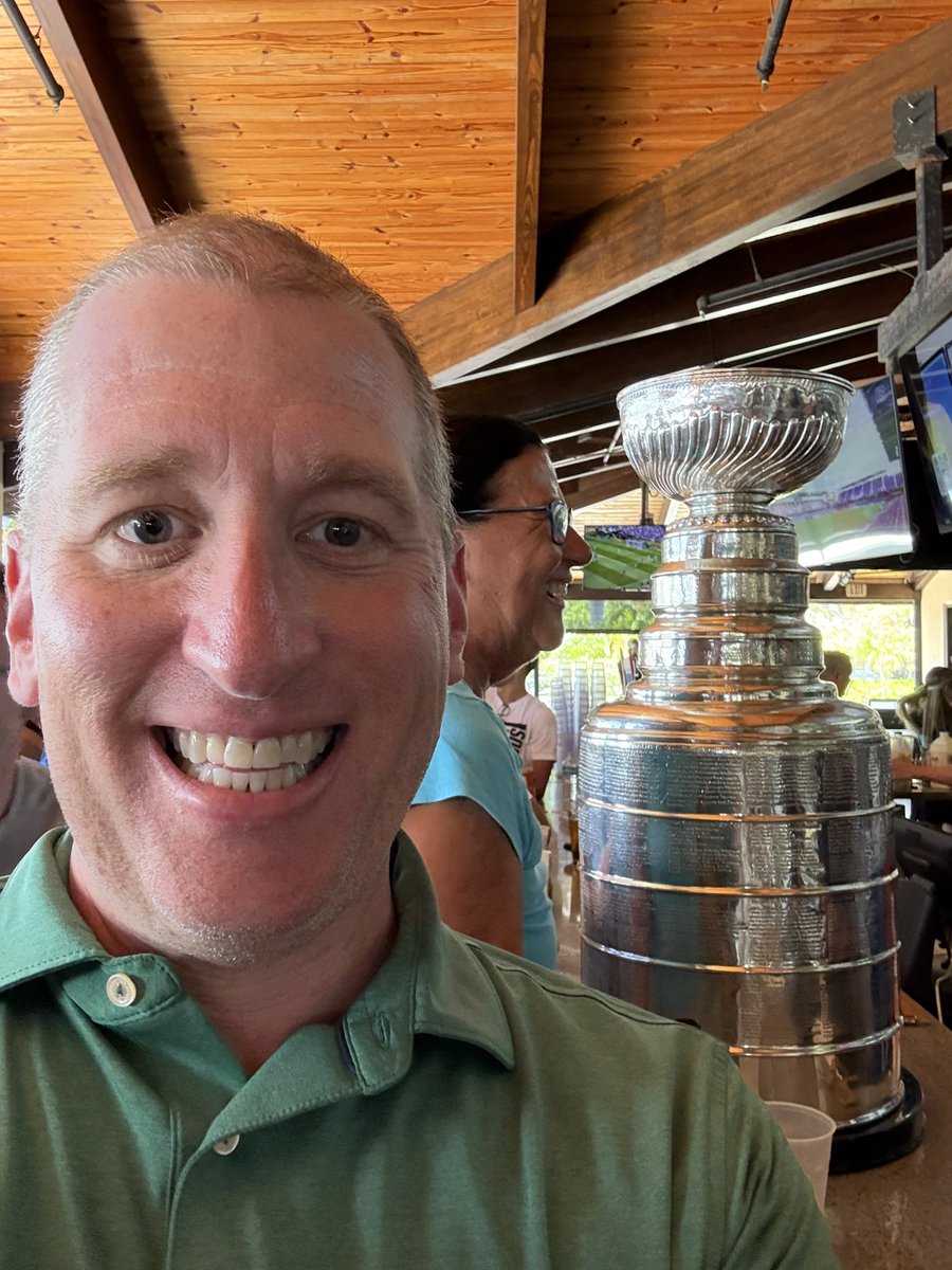 CohensCornerAZ's tweet image. When in Ft Lauderdale and the team walks in. Just nuts! #StanleyCup