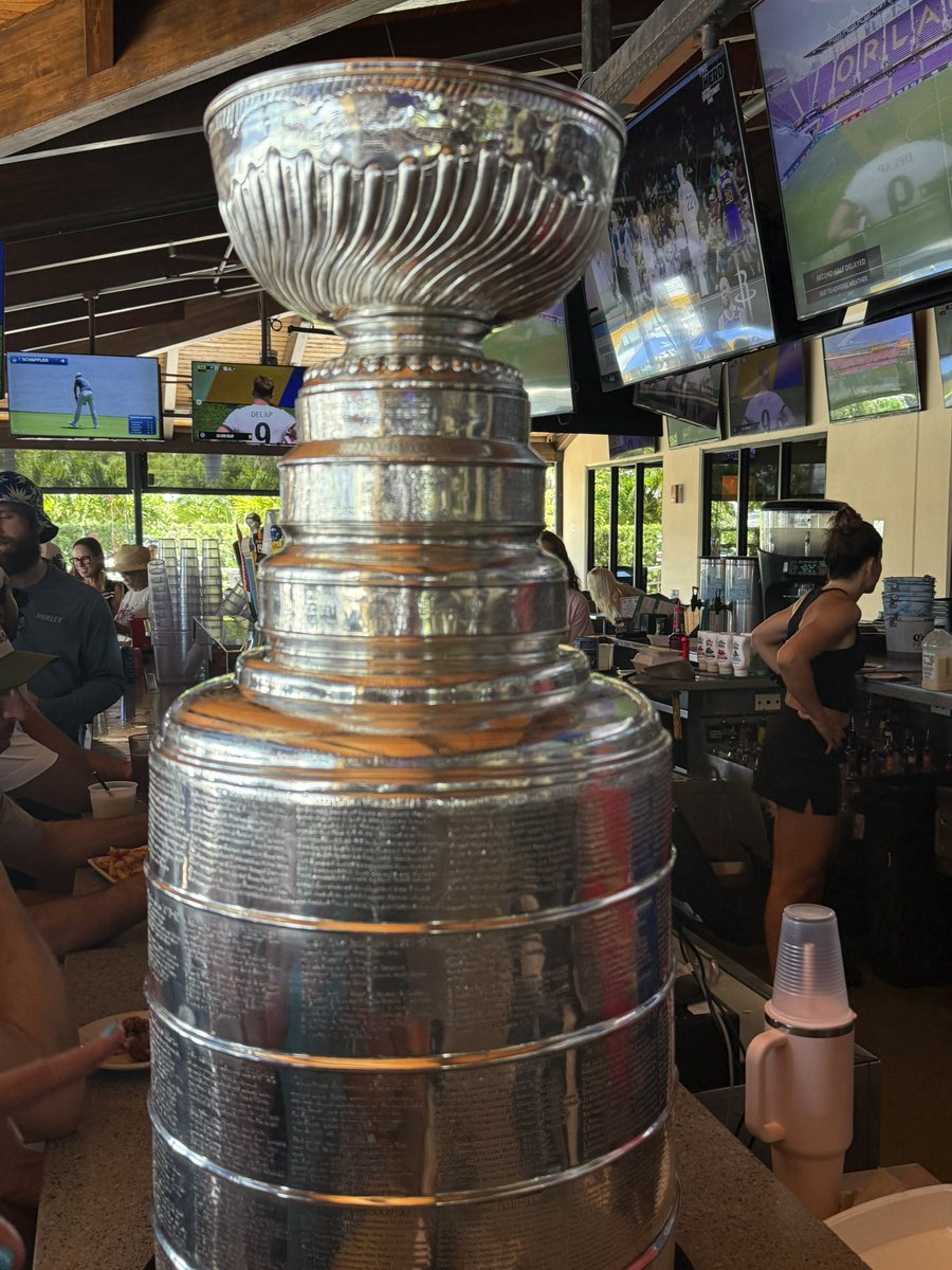 CohensCornerAZ's tweet image. When in Ft Lauderdale and the team walks in. Just nuts! #StanleyCup