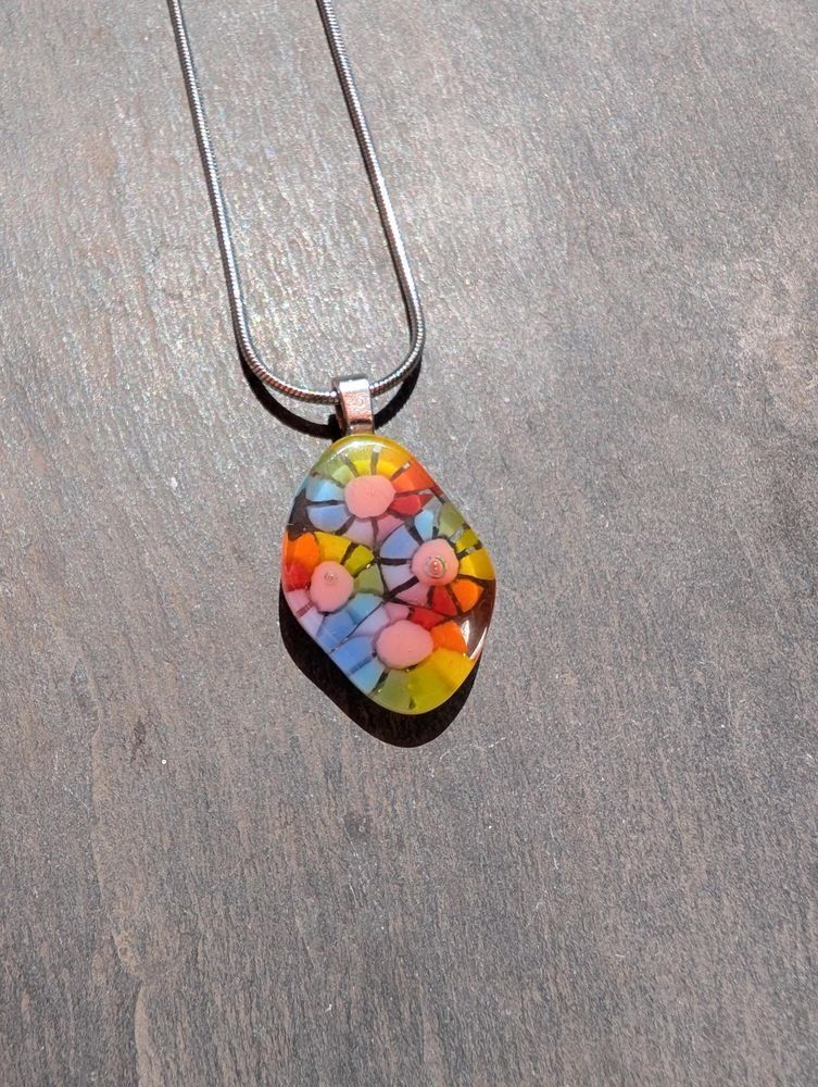 Full of rainbow colours 🌈 A beautiful handcrafted murrini glass and fused glass necklace. Perfect for festivals, holidays or just for the summer season. 

#handmade #etsy #giftideas #shopindie #summer 

samphireglass.etsy.com/listing/432136…