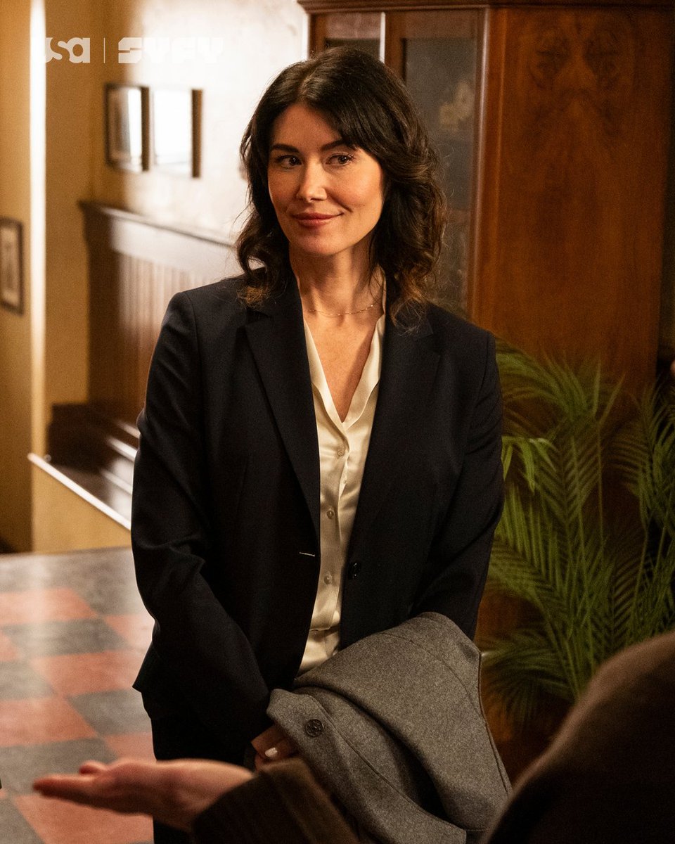 Raise a hand if you're excited for a new episode of #ResidentAlien TONIGHT, Friday at 11/10c on @usanetwork and @syfy!