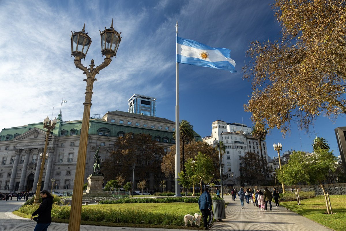 VoxArgentino's tweet photo. @CFKArgentina CHORRA! TE ESTAS PERDIENDO UN DIA HERMOSO!! 
Y solo te quedan 5 años y 360 días! para salir !! jajajaajajsj 
#FELIZDIADELABANDERA Y LA CHORRA CRISTINA KIRCHNER PRESA! EL MEJOR DIA DE LA BANDERA ! POR LEJOS https://t.co/ZXcI4Up6aa