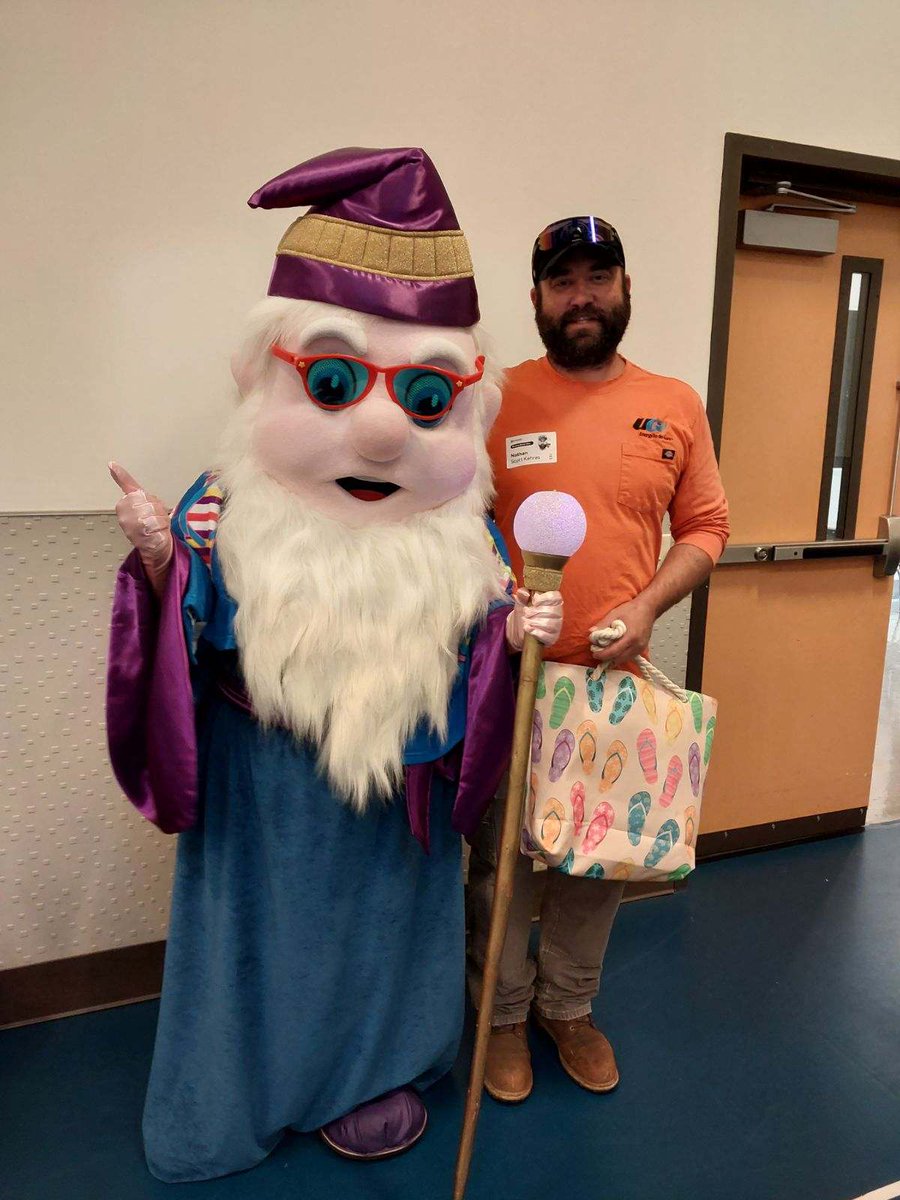 To celebrate the end of the school year, UGI employees and the Reading Wizard visited Amanda Stout Elementary School to distribute books and sunglasses to students before summer. We are proud to partner with Reading Is Fundamental to increase access to books for local students!