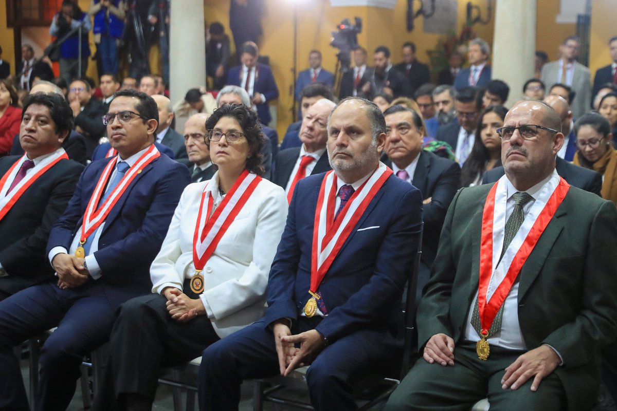 La jefa nacional del #Reniec, <a href="/CarmenVelardeK/">Carmen Velarde Koechlin</a>, participó en la ceremonia por el 29.º aniversario del <a href="/TC_Peru/">Tribunal Constitucional del Perú</a>, institución encargada de garantizar la supremacía de la Constitución y proteger los derechos fundamentales. 🇵🇪⚖️
#TC29Años