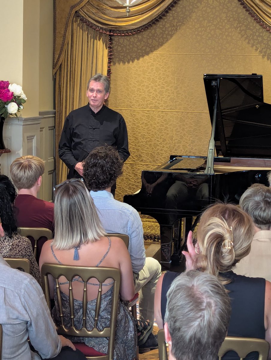 ‘Chopin and champagne’! Having a great time tonight at with two recitals at the most elegant Edwardian 1901 club in Waterloo . Exciting to step in at the last minute for a wonderful younger colleague and revisit Chopin’s 12 etudes opus 25 with Nocturnes Heroic Polonaise