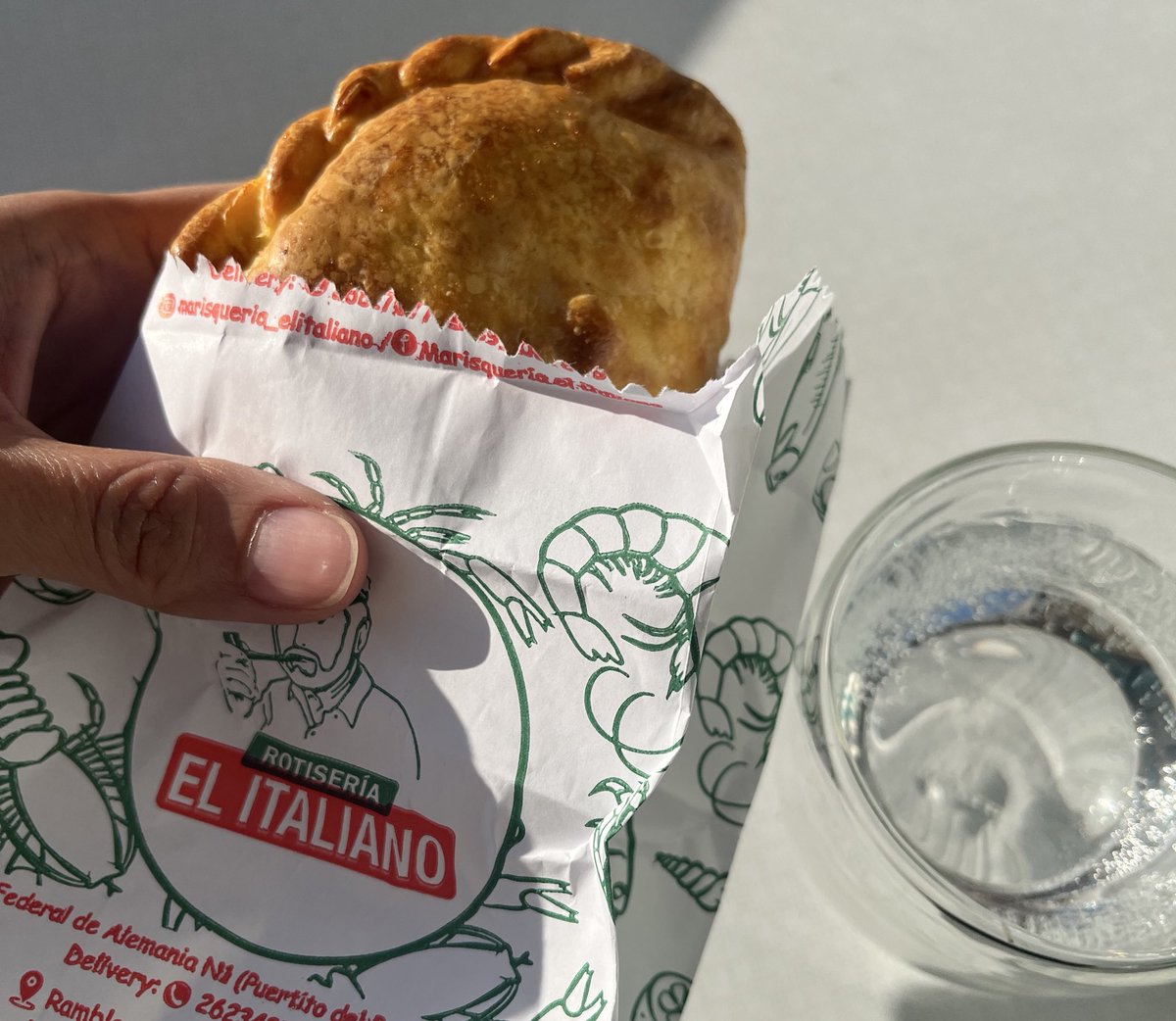 Amando a la Lolita que anoche se pidió una empanada para almorzar hoy 💅🏽