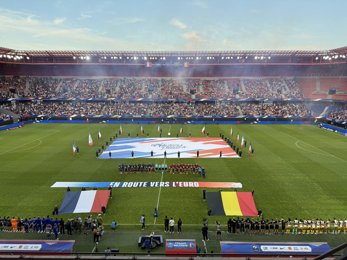 « En route vers l’Euro » 💬

La banderole déployée avant le coup d’envoi du premier match de préparation des Bleues face à la Belgique à Valenciennes. 🇫🇷👏🏻