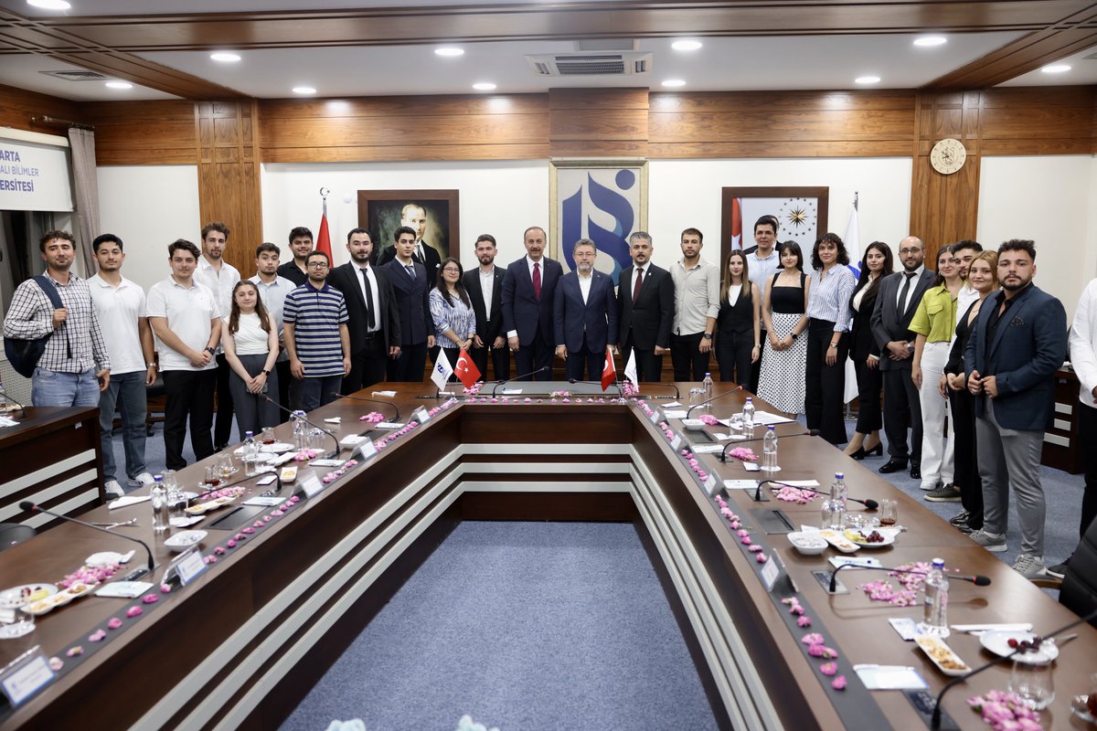 🎓 Isparta Uygulamalı Bilimler Üniversitesi’nde, ülkemizin ve sektörümüzün geleceğine umutla bakan, gözleri ışıl ışıl parlayan genç kardeşlerimizle bir araya geldik.

🇹🇷 Türkiye Yüzyılı; işte bu heyecanla, gençliğimizin bilgi, vizyon ve emeğiyle şekillenecek.

✨ Gençlerimize