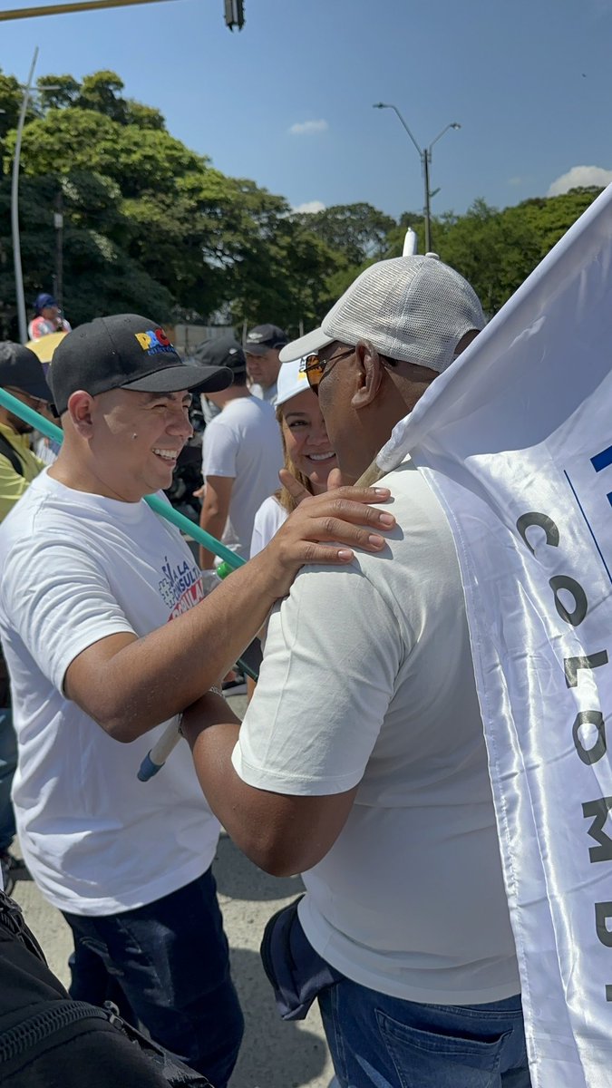 La reforma laboral ya es ley. ¡Lo logramos juntos!
Gracias a la movilización ciudadana, a años de lucha y a un gobierno leal al pueblo, conquistamos derechos para la clase trabajadora.

Pero esto no termina aquí. Ahora sigue la reforma pensional.
El Congreso debe seguir